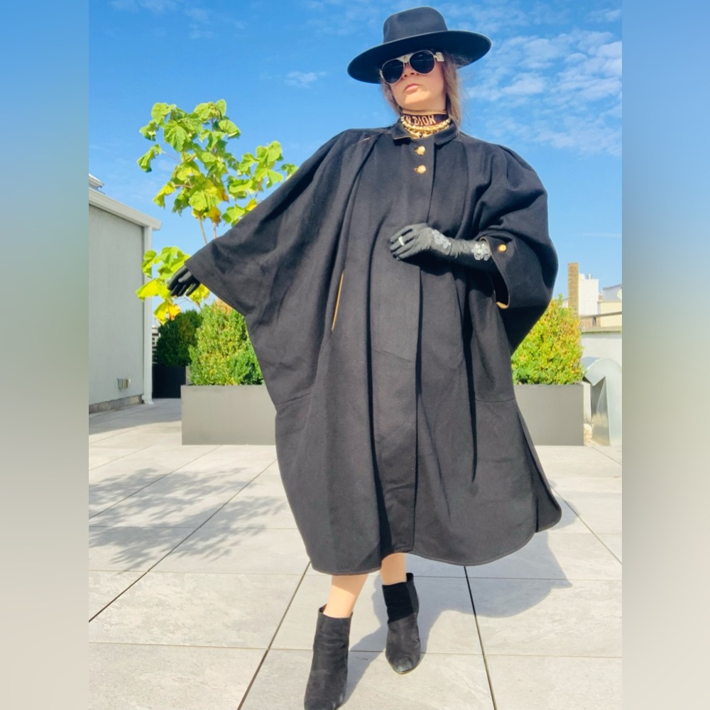 New SCHNEIDER Luxury European Wool Black Theater Coat